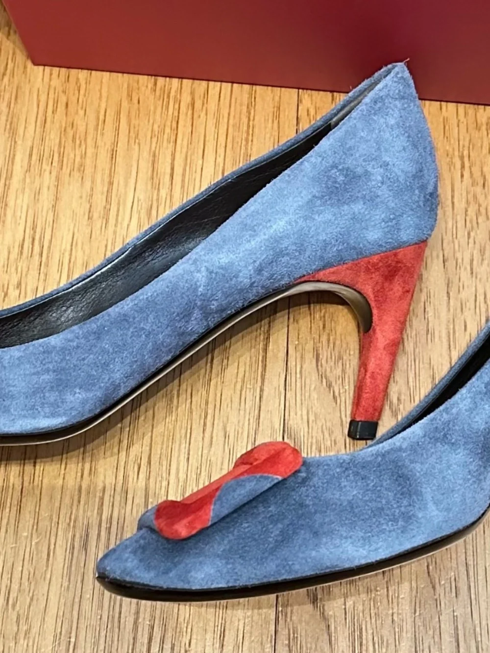 Roger Vivier , Belle de Nuit, grey & red suede, Never worn, size EU 40 orig box